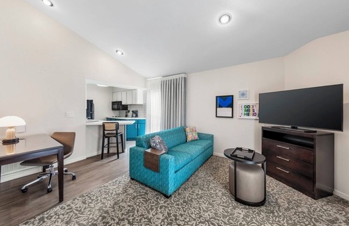 Chatsworth Appartement | Hotel Near Van Nuys Golf Course! Pets Welcome, Outdoor Pool, Shuttle Service!