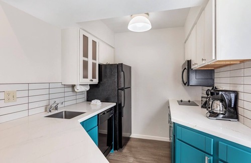 Chatsworth Appartement | Hotel Near Van Nuys Golf Course! Pets Welcome, Outdoor Pool, Shuttle Service!