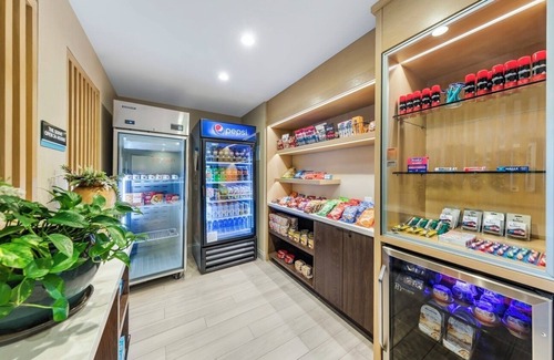 Chatsworth Appartement | Hotel Near Van Nuys Golf Course! Pets Welcome, Outdoor Pool, Shuttle Service!