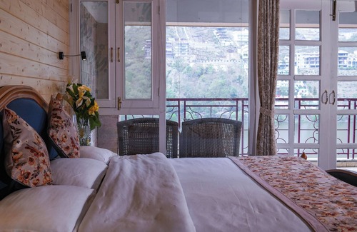 Bhimtal Lit Et Petit-Déjeuner | Hotel Neelesh Inn - A Luxury Lake View Hotel (20 kms from Nainital)