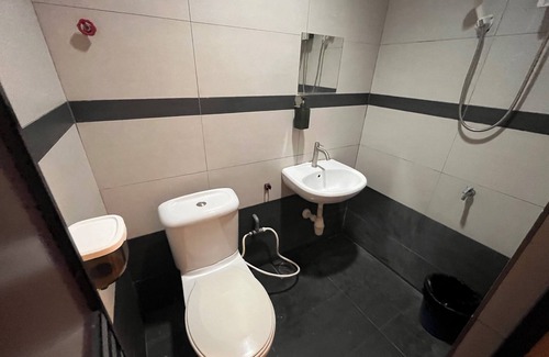Taman Universiti Hôtel | OYO 91045 Jb Sojourn
