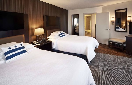 Friendship Heights Hôtel | Hotel Suite Convenience near National Zoo & Bethesda Row | Indoor Pool