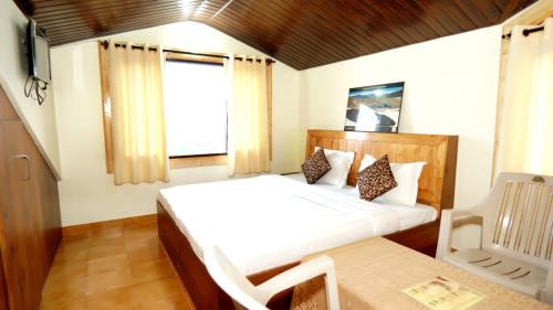 Shimla Hôtel | Hotel Thakur Home's Mountain View - Outdoor furniture - Picnic Area