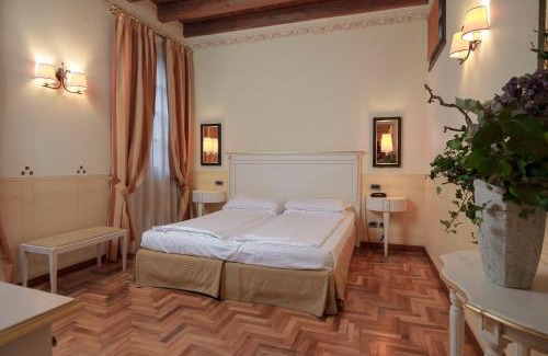 Castello d'Aviano Hôtel | Hotel Villa Policreti