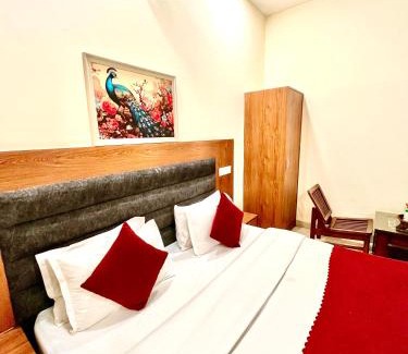Chandigarh Hôtel | Hotel Woodlark Zirakpur II A Peaceful Stay I Travelers Choice I Best for Family and Group