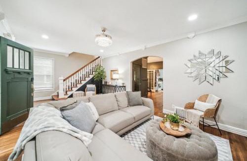 Downtown Tulsa Maison | Hottub, Pool Table, Basketball, Firepit, Sleeps 8