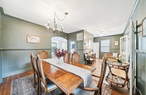 Downtown Tulsa Maison | Hottub, Pool Table, Basketball, Firepit, Sleeps 8