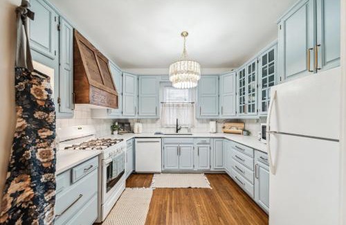 Downtown Tulsa Maison | Hottub, Pool Table, Basketball, Firepit, Sleeps 8