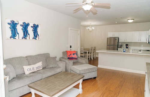 Oxford Copropriété | Hotty Toddy! Newly Renovated 2 Bedroom, 2 Bathroom. Walk to Grove! 1st Floor.