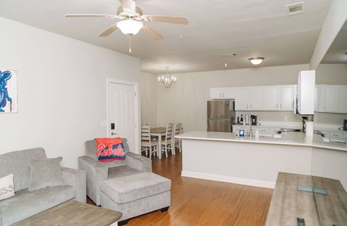 Oxford Copropriété | Hotty Toddy! Newly Renovated 2 Bedroom, 2 Bathroom. Walk to Grove! 1st Floor.