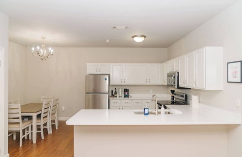 Oxford Copropriété | Hotty Toddy! Newly Renovated 2 Bedroom, 2 Bathroom. Walk to Grove! 1st Floor.