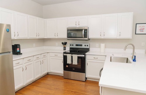 Oxford Copropriété | Hotty Toddy! Newly Renovated 2 Bedroom, 2 Bathroom. Walk to Grove! 1st Floor.