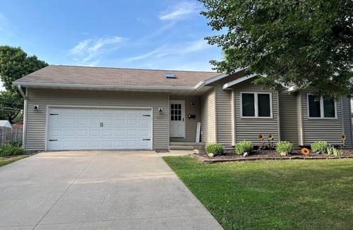 University Heights Maison | House 1/2 miles to Kinnick Stadium in University Heights