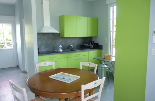 Bar-sur-Aube Maison | Maison 2 à 6 personnes dans trés beau parc avec Piscine privée et chauffée