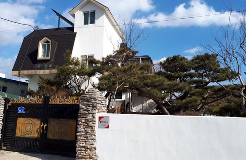 Cheongju Maison | Maison (2e étage seulement) avec peintures, barbecue, jardin