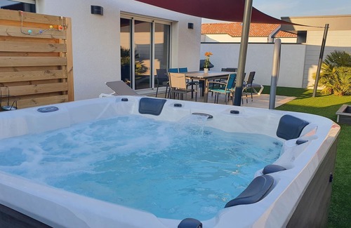 Longeville-sur-Mer Maison | Maison 4 * SPA extérieur , 4 chambres , 2 salles d'eau , proche plage