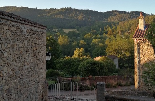 Vieille-Brioude Maison | MAISON 8-9 personnes LAVAUDIEU, plus beau village de France. Animaux acceptés.