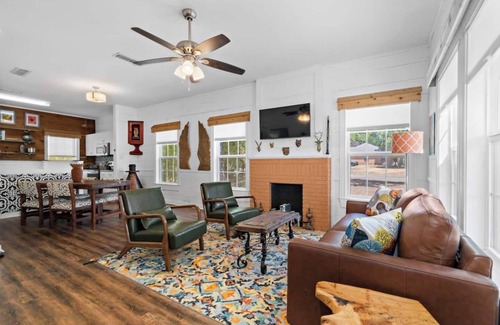 North Waco Maison | House and Bungalow with Sunny Courtyard