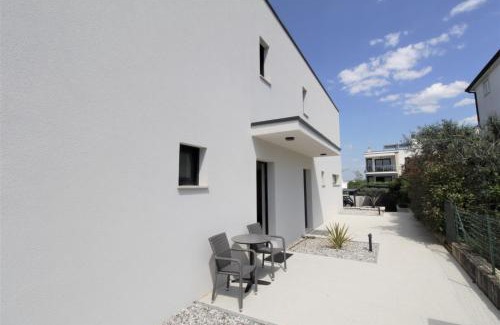 Basanija Maison | House Andrej, Entire semi-detached house with a terrace, parking, 400 m from beach