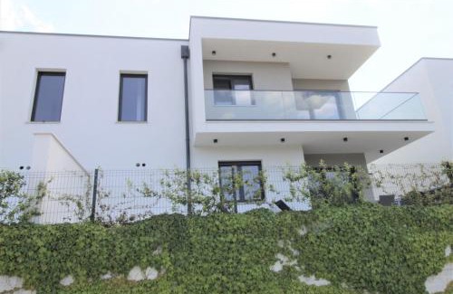 Basanija Maison | House Andrej, Entire semi-detached house with a terrace, parking, 400 m from beach