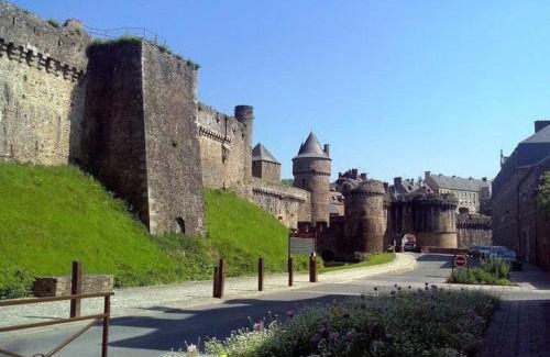 Montaubert - Rille - Saint-Sulpice Maison | House at the foot of the castle of Fougeres