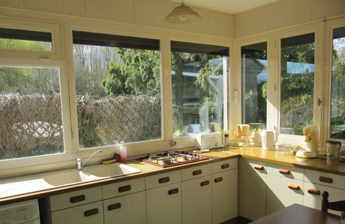Saint-Martin-de-Sanzay Maison | Gîte 2 étoiles au bord de la rivière cloturée.