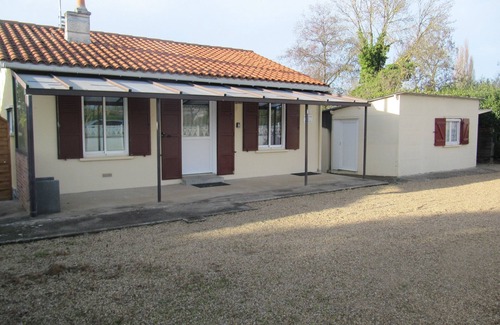 Saint-Martin-de-Sanzay Maison | Gîte 2 étoiles au bord de la rivière cloturée.