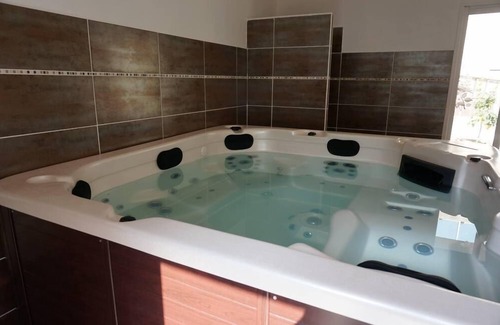 Le Poujol-sur-Orb Maison | Maison Bersane : GITE CHOCOLAT dans maison de caractère avec piscine