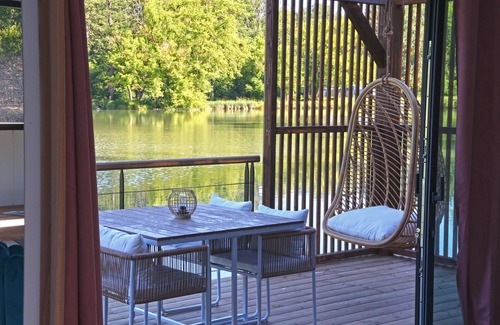 Sainte-Gemme Location De Bateaux | House Boat 'L'Õdacieuse : Écolodge Flottant Et Unique' avec vue sur lac, terrasse et climatisation