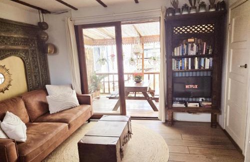 Amsterdam North Maison | House boat studio with waterfront terrace
