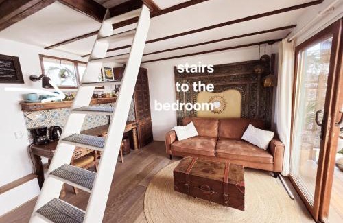 Amsterdam North Maison | House boat studio with waterfront terrace