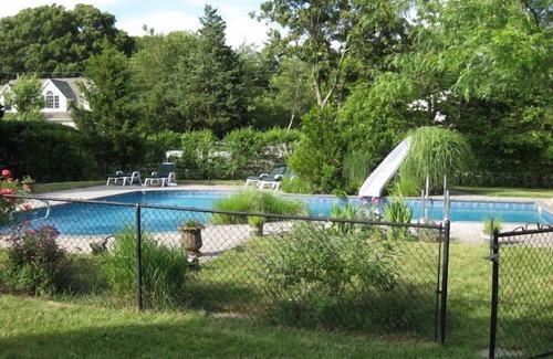 East Marion Maison | Maison près de la baie avec grande piscine creusée, à quelques pas de la plage