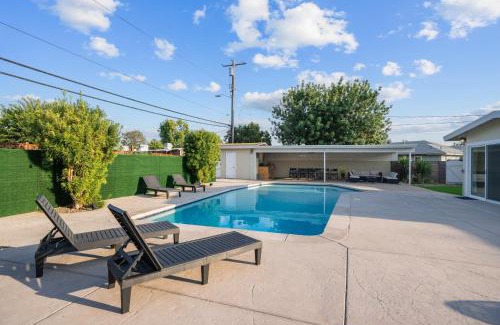 Lakeside Maison | House by the Lake with pool, hot tub and golf green
