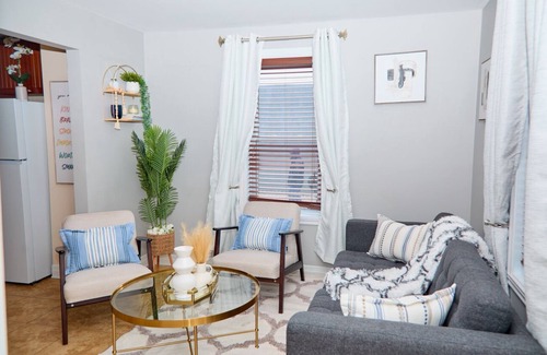 Saint-Edmond Maison | House7bedrooms |3salons|Private garden |14pers |Beautiful decor|35min Montréal✈️