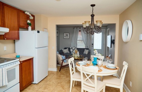 Saint-Edmond Maison | House7bedrooms |3salons|Private garden |14pers |Beautiful decor|35min Montréal✈️