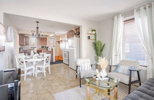Saint-Edmond Maison | House7bedrooms |3salons|Private garden |14pers |Beautiful decor|35min Montréal✈️