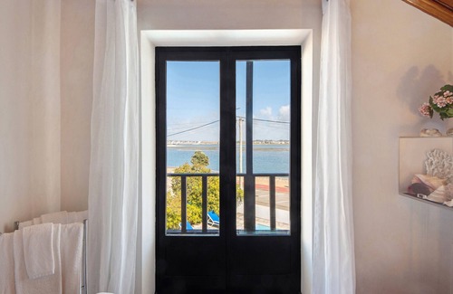 Barra Villa | House 'Casa Do Bico' with Balcony, Wi-Fi and Air Conditioning