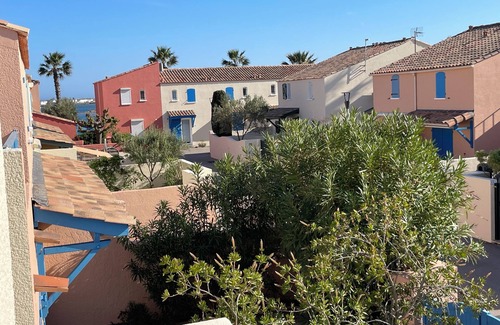 Gruissan Villa | Maison en bord de mer 1 minute à pied de la Plage du Grazel nouvellement rénovée
