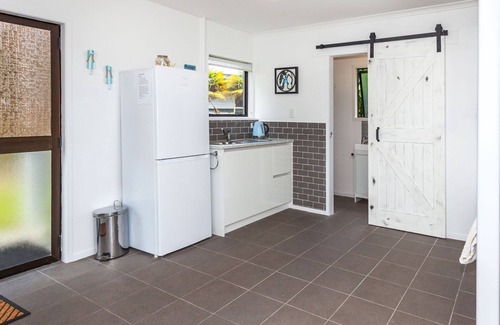 Matarangi Maison | House, decks/living up & down, fully fenced, family friendly 2min to beach