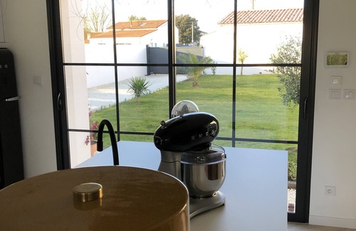 Saint-Just-Luzac Maison | House enclosed by walls not overlooked in a quiet area near the island of Oléron