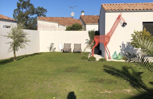 Saint-Just-Luzac Maison | House enclosed by walls not overlooked in a quiet area near the island of Oléron