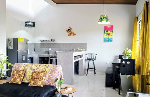 Hatillo Maison | House for 8 People w/ WiFi, AC--5 Mins to Dominical Beach, 30 Mins to N. Park.