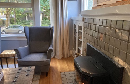 Mann Maison | House - home office, fireplace, fenced yard, walkable!