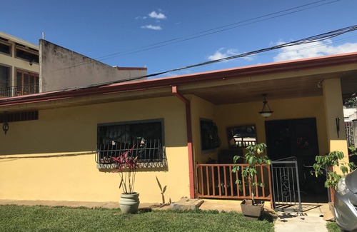 Alajuela Maison | House in Alajuela, 10 mins from the airport 300 meters from the Plaza Real mall.