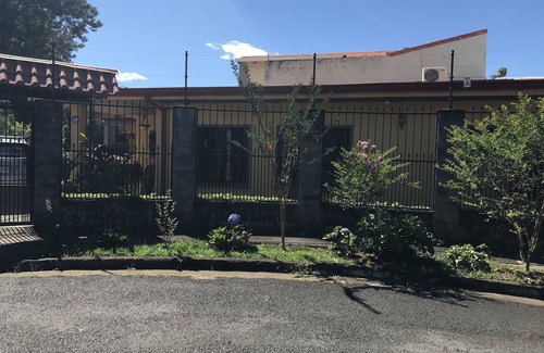 Alajuela Maison | House in Alajuela, 10 mins from the airport 300 meters from the Plaza Real mall.