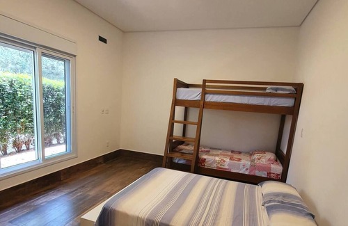 Jacare Cottage | House in condominium with pool, barbecue, lake