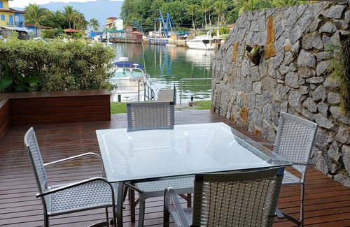 Portogalo Maison | Maison en face du canal de Portogalo avec pont et vague ("doigt") pour bateau