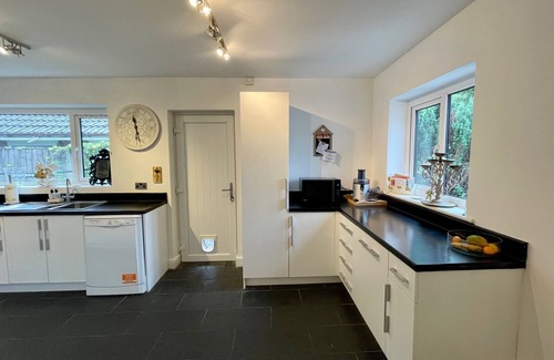 Trafford Maison | House in Hale With Hot Tub