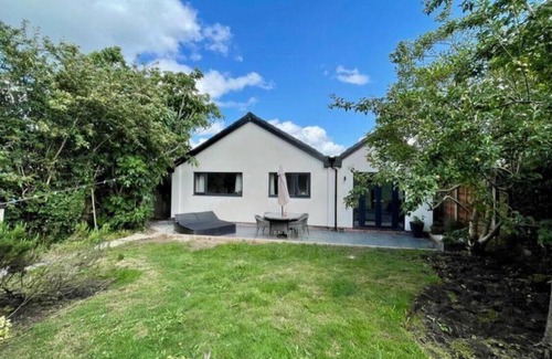 Trafford Maison | House in Hale With Hot Tub