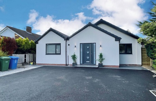 Trafford Maison | House in Hale With Hot Tub
